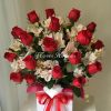 Caja de regalo con 24 rosas rojas
