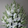 Canasta con gladiolas blancas