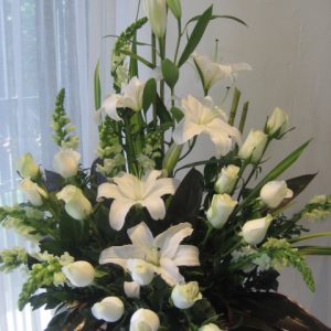 Canasta con flores blancas