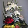 Canasta frutal casablancas y rosas rojas