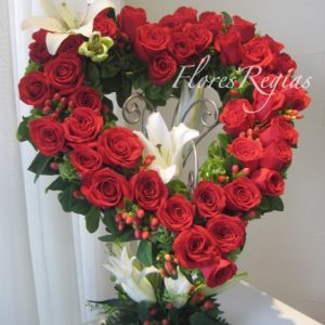 Corazón de 50 rosas rojas