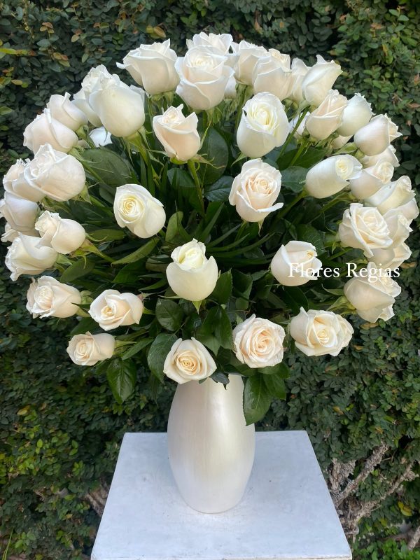 100 rosas blancas en floero perla