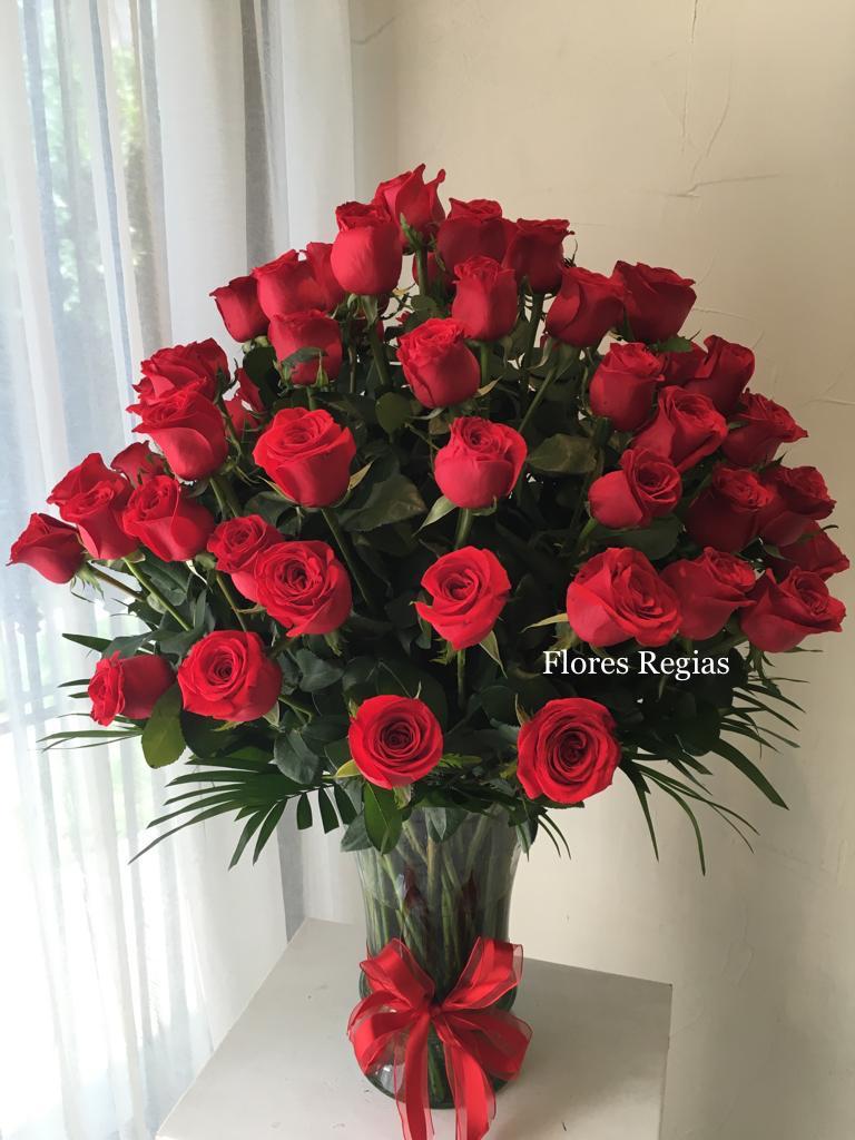 50rosas rojas en florero de Cristal - Flores Regias