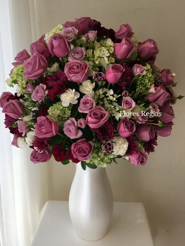 50 ROSAS MORADAS EN FLORERO VINTAGE PERLA