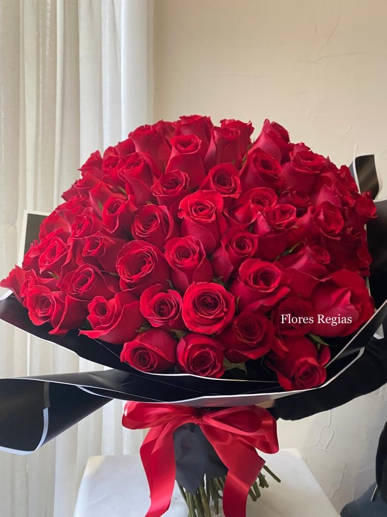 Bouquet de 100 rosas rojas en papel decorativo - Flores Regias