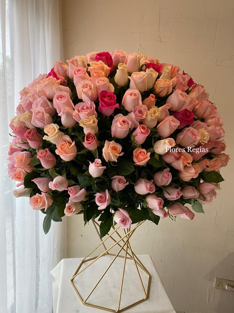Espectacular 300 rosas rosas en base dorada - Flores Regias