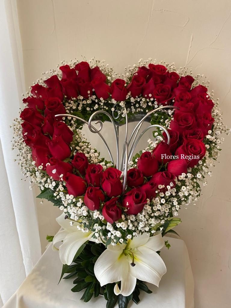 Silueta en forma de corazon con 50 rosas &amp; baby breath - Flores Regias