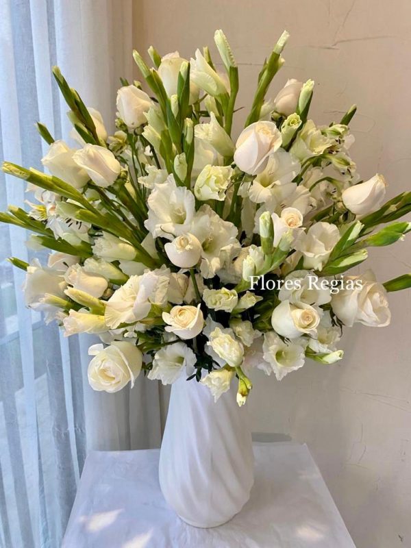 Arreglo de condolencias con 36 rosas