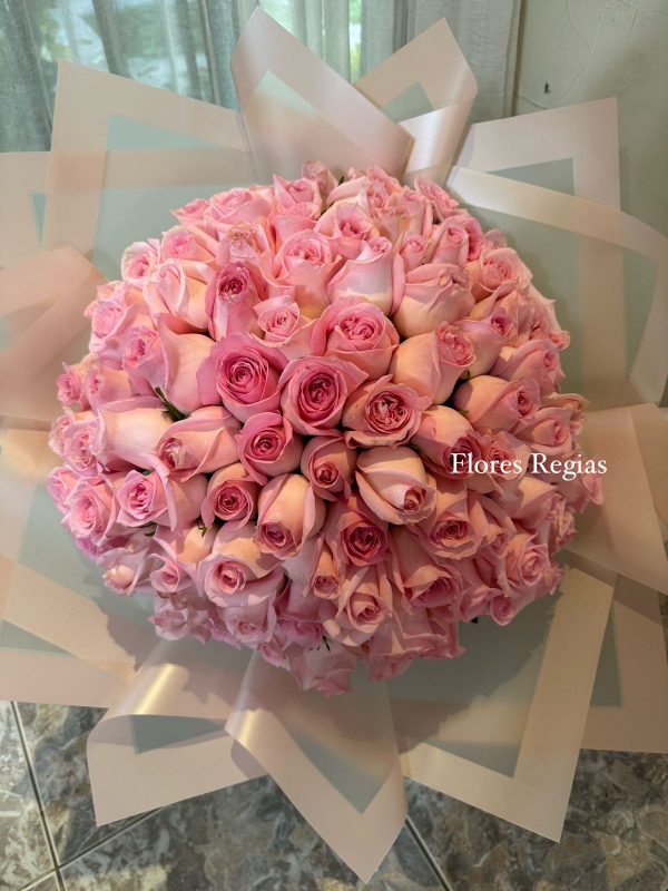 Ramo buchon de 100 rosas rosas