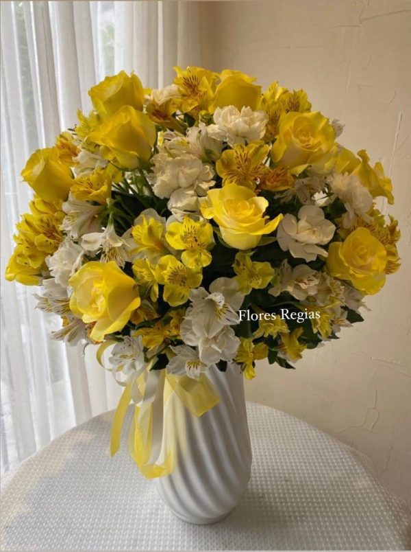 24 rosas amarillas en base espiral perla