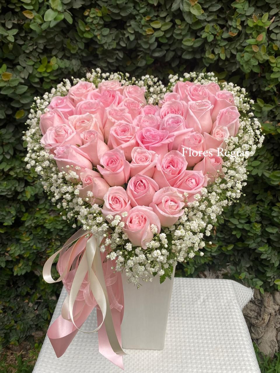 Corazón con 36 Rosas Rosas en base perla - Flores Regias