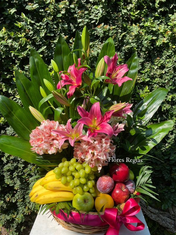 Canasta con lilis (rubinas) y fruta (2)