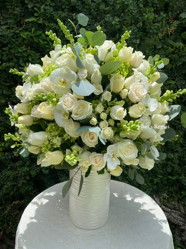 Espectacular 150 rosas blancas, Orquideas, hortensia y complementos